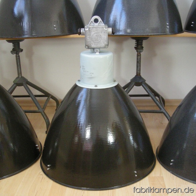 Große graue Fabriklampen, Industrielampen mit Verteilerdosen aus Aluminium. Die Lampen sind gereinigt. Material: grau emailliertes Blech, Aluminium, Stahl. Leichte Farbabweichungen kommen vor (etwa von Dunkelgrau bis fast schwarz), stellenweise kann man die weisse Emaille-Grundierung sehen (herstellungsbedingt, keine Beschädigung!). Die Lampen sind neu elektrifiziert und getestet – alle Lampen haben eine E-40 Porzellanfassung und ein Adapter (Fassung) von E40 auf E27 (incl.), also Sie können die Lampen mit normalen E27 Glühbirnen benutzen. Gesamthöhe: ca. 63 cm, Durchmesser Schirm ca. 53 cm, Gewicht ca. 5,5 kg.20 Stück bestellbar