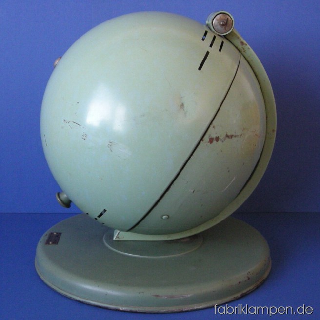 Legendary Hanau S100 solar lamp from the 1930ies with strong traces of age and use.