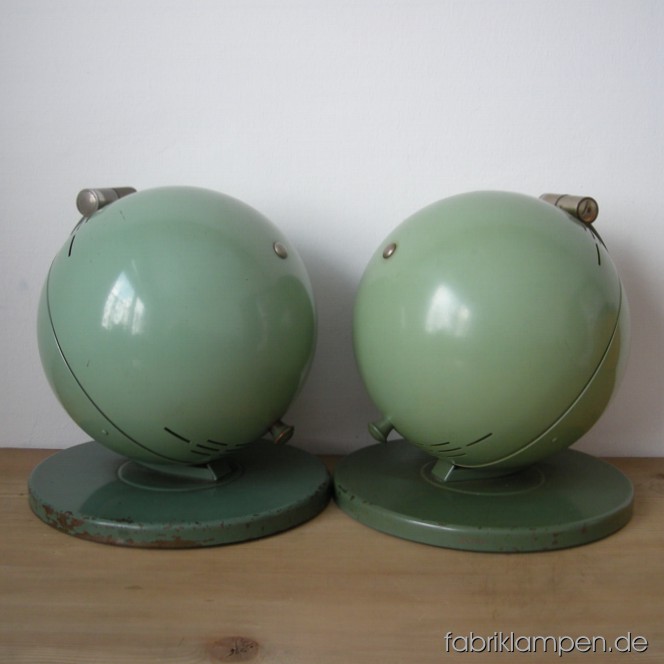 2 p. legendary Hanau S100 solar lamps from the 1930ies as pair (light difference in colour). Good original condition. I sell them definitely as decoration or repair-object. Diameter base ca. 28 cm (11 inches), diameter lamps ca. 24 cm (9,4 inches), total height ca. 30 cm (11,8 inches).