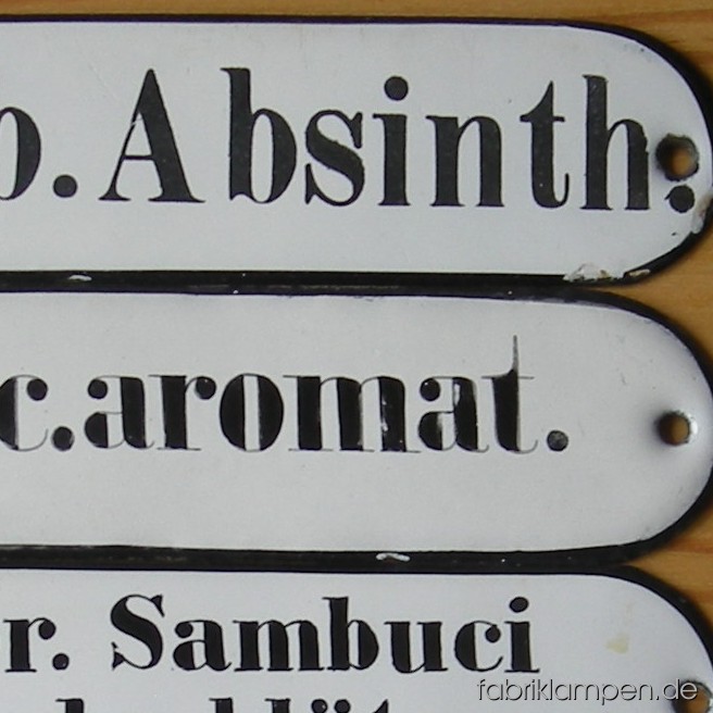 10 alte Emaille Schilder für Apothekerschrank im guten Originalzustand, mit üblichen Alters- und Gebrauchsspuren.