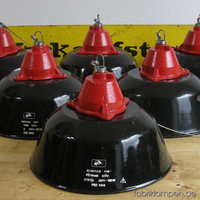 Industrial lamps in black and red. Material: white, gray (bluish) or black enameled sheet and red painted casted iron, with wire rope suspension. Height lamps ca. 23 or (9 inches), diameter of the lamps ca. 36 cm (14,2 inches). Witf traces of age and use. 