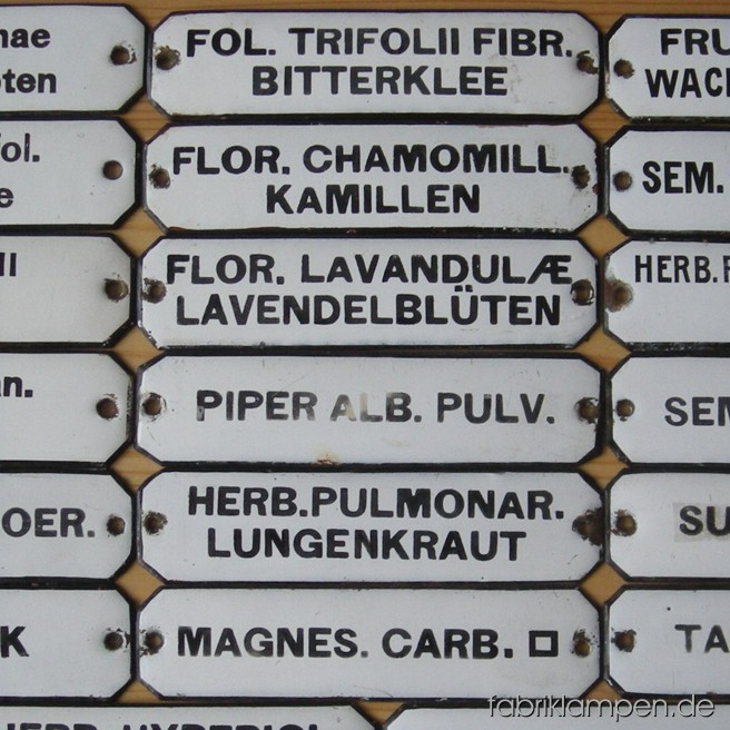 20 alte Emaille Schilder für Apothekerschrank im guten Originalzustand, mit üblichen Alters- und Gebrauchsspuren.