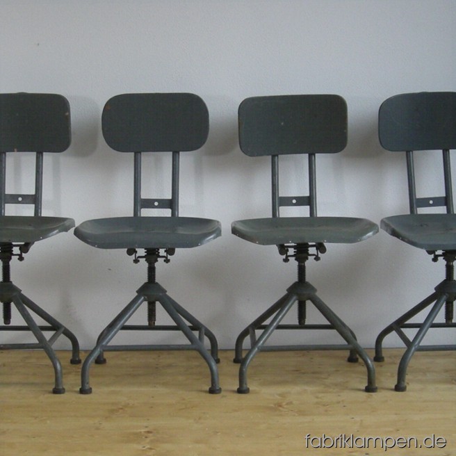4 Stück alte Industriestühle (Werkstattstühle) mit Drehfunktion in schönem Originalzustand. Die Sitze sind aus massivem Metallblech, die Rückenlehnen sind gefedert. Sitzhöhe ca. 41 – 51 cm.