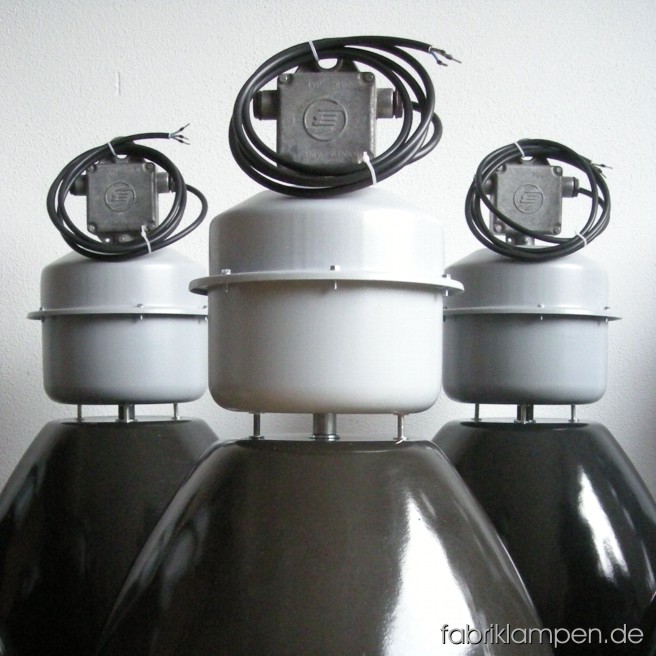 Seltene große Fabriklampen mit Oberteil und Verteilerdose aus Aluminium. Die Schirme sind schwarz emailliert, die Oberteile sind hellgrau lackiert (Originalfarbe, diese Lampen wurden damals so hergestellt). Die Lampen sind gereinigt, neu elektrifiziert und getestet – alle Lampen haben eine E40 Porzellanfassung und zusätzlich ein Adapter (Fassung) von E40 auf E27 (incl.), die Lampen können mit allen gängigen E27 Glühbirnen benutzt werden. Gesamthöhe: ca. 76 cm, Durchmesser Schirm ca. 53 cm.