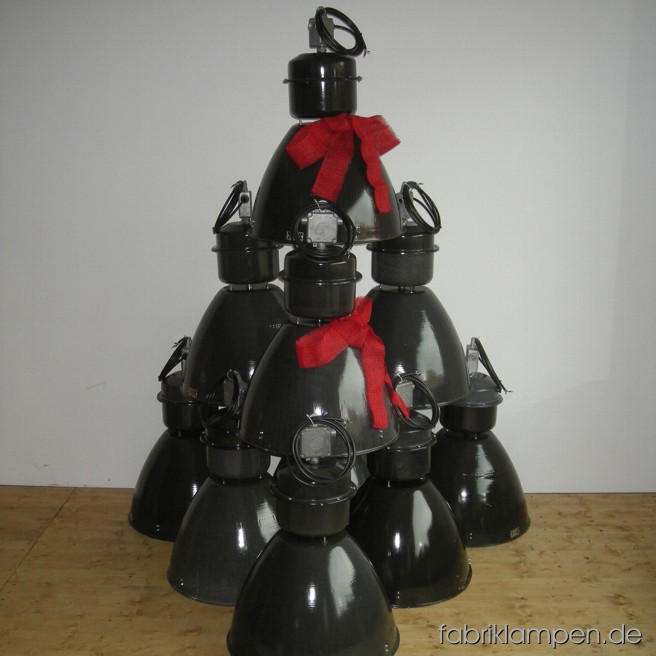 Mit dieser Weihnachtspyramide aus alten Fabriklampen haben wir unseren Besuchern und Kunden frohe Weihnachten 2013 gewünscht. 