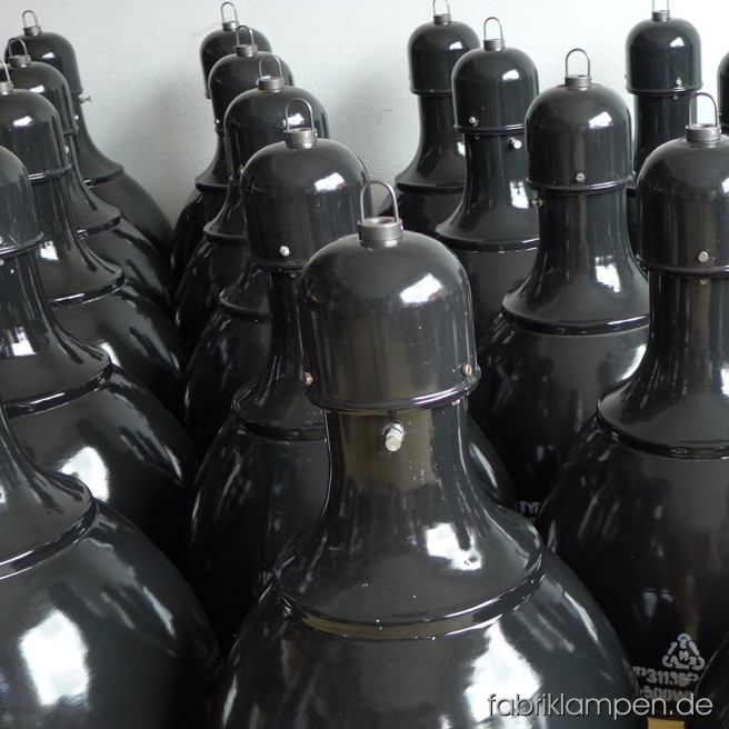 Seltene schöne schwarze Emaille Industrielampen (35 Stück) sind eingetroffen. Schöne schwarze Emailleschirme, mit weissem Aufschrift. Die Lampen befinden sich in einem wunderbaren Zustand, so einen Posten findet man selten. Die Lampen sind ab sofort bestellbar, Details finden Sie hier.