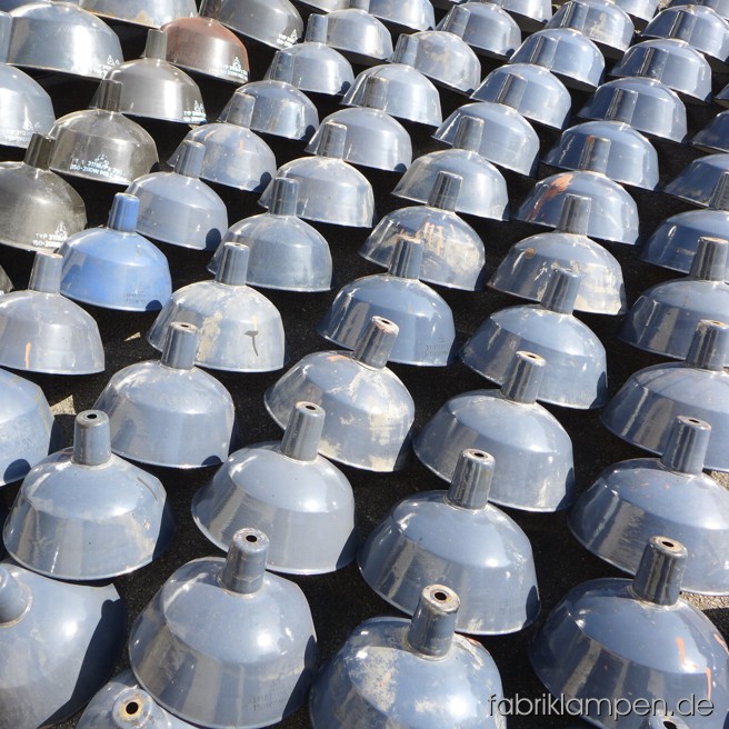 Gewohntermaßen haben wir wieder Einkaufstour gemacht und einige schöne Industrieleuchten gefunden. Die Kleinen sind ab sofort erhältlich, die Größeren und die Scheinwerfer kommen in einigen Wochen ins Angebot!