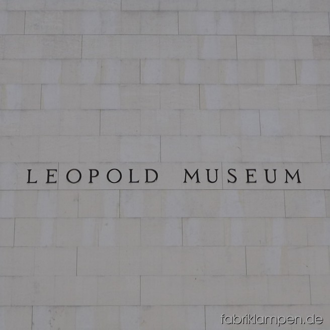 Seit Mitte Oktober (bis Ende Januar 2015) kann man die weltberühmten Werke von Alberto Giacometti im Leopold Museum im Wiener MuseumsQuartier anschauen. Über den kostbaren Skulpturen des Künstlers hängen unsere Lampen. Ich kann es nur jedem empfehlen, die Ausstellung selbst anzuschauen.