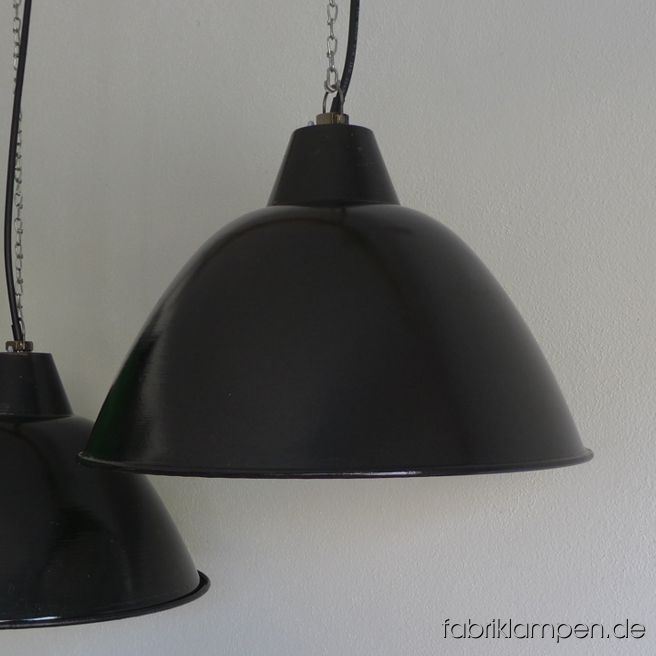 Alte schwarze Emaille LBD Lampe, Hersteller VEB Leuchtenbau Dresden. Wir haben immer 20-30 Exemplare von diesen schwarzen Emaillelampen auf Lager. Die Lampen haben die Spuren der vergangenen Jahrzehnte (kleine  Abplatzer, Roststellen, Kratzer, Verfärbungen and Co. – wir haben die alle behandelt). Die Erhaltungszustand variiert, wir haben neben den recht gut erhaltenen Leuchten auch einige stark abgenutzte Exemplare, die absolut individuell gräulich verfärbt sind (diese haben auch innen mehr Gebrauchsspuren, s. Bilder). Die Lampen sind gereinigt und neu elektrifiziert (E27 Keremikfassung). Material: schwarz (innen weiß) emailliertes Stahlblech. Höhe der Lampen ca. 30 cm (ohne Öse), Durchmesser ca. 46 cm. Wir haben auch die kleinere Variante auf Lager (Höhe 28,5 cm, Durchmesser 43,5 cm).  Die Lampen werden mit Aufhängeöse und 2 Meter Kabel geliefert (andere Längen sind natürlich möglich), auf Wunsch können sie auch mit Textilkabel und Ketten- oder Stahlrohr-Aufhängung ausgestattet werden (gegen Aufpreis).