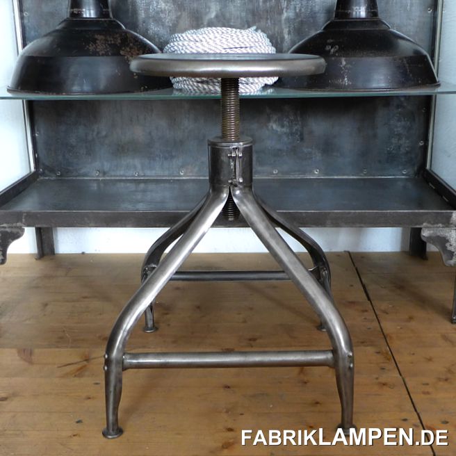 Old industrial stool, workshop stool, height-adjustable swivel stool, restored. We always have various old industrial stools in stock, mostly one-offs that do not or only rarely come to the side. Here we have chosen an old French stool that is really beautiful.The frame is made of riveted steel sheet, the seat is also made of steel. The stool dates from the 1930s.It has been carefully processed and preserved.Solid, indestructible design, also suitable for gastronomy or your loft kitchen.Seat diameter: 30 cm, sitting height: 43-58 cm.Singleton. 