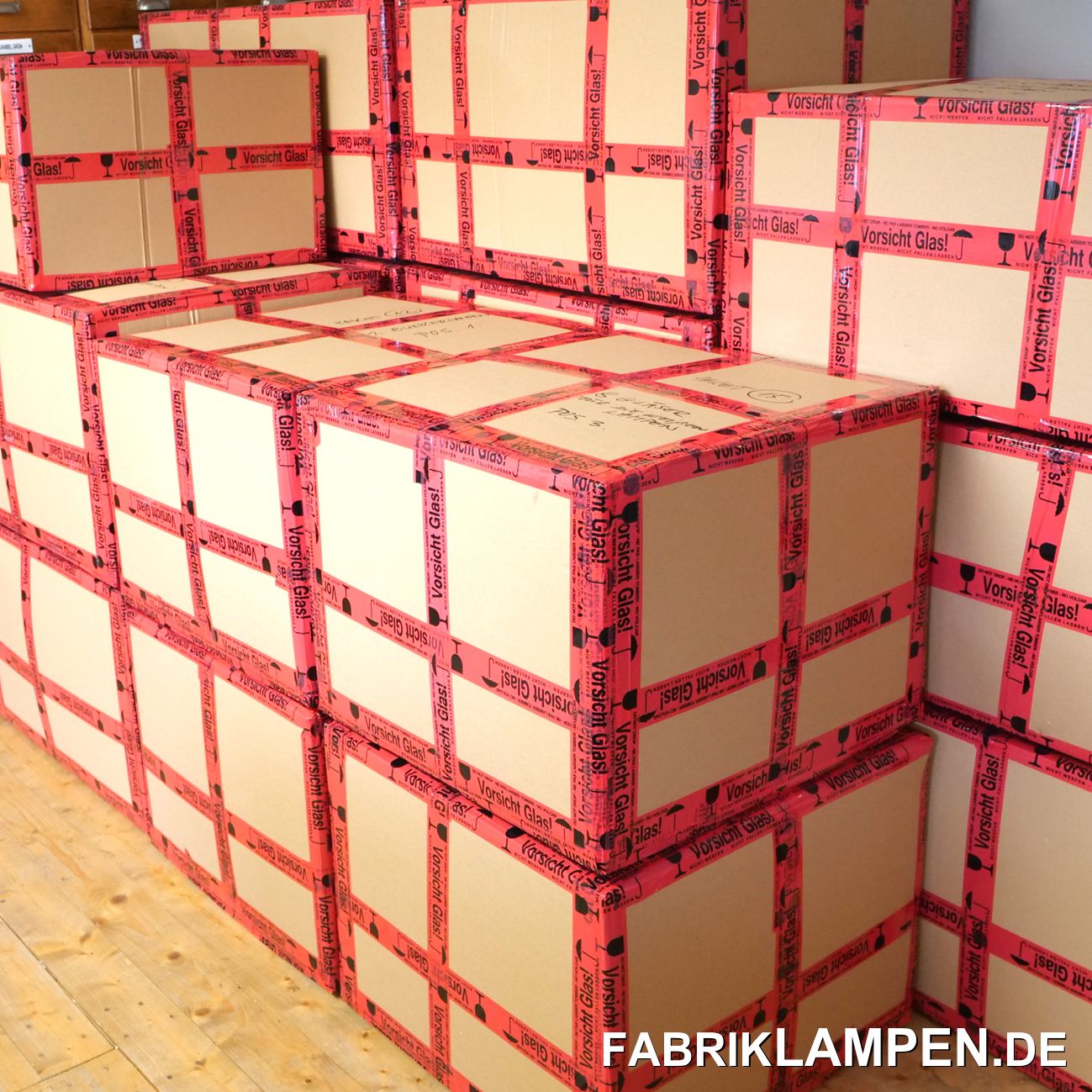 Alte Industrielampen in Kartons verpackt.