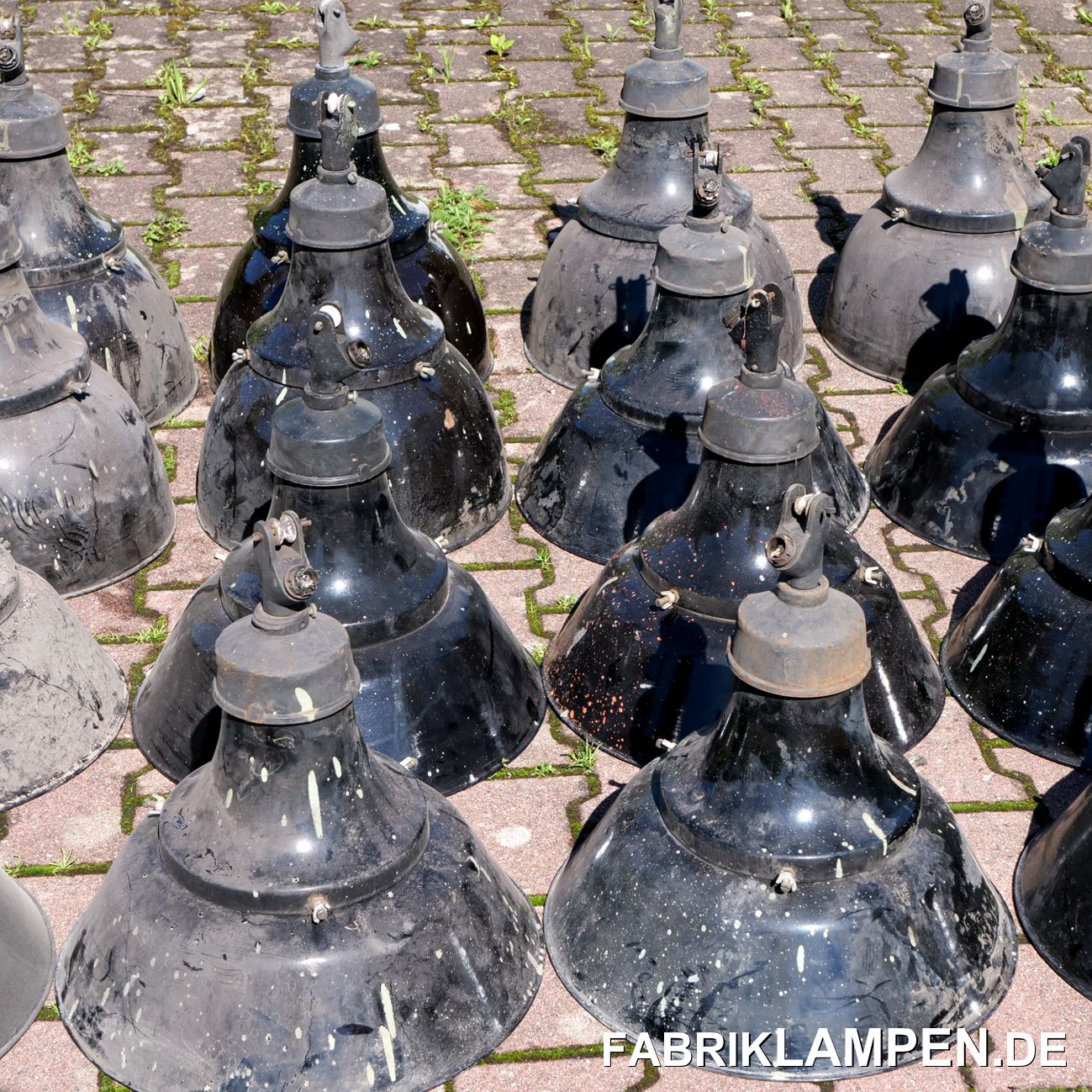 Alte schwarze industrielampen im Fundzustand.