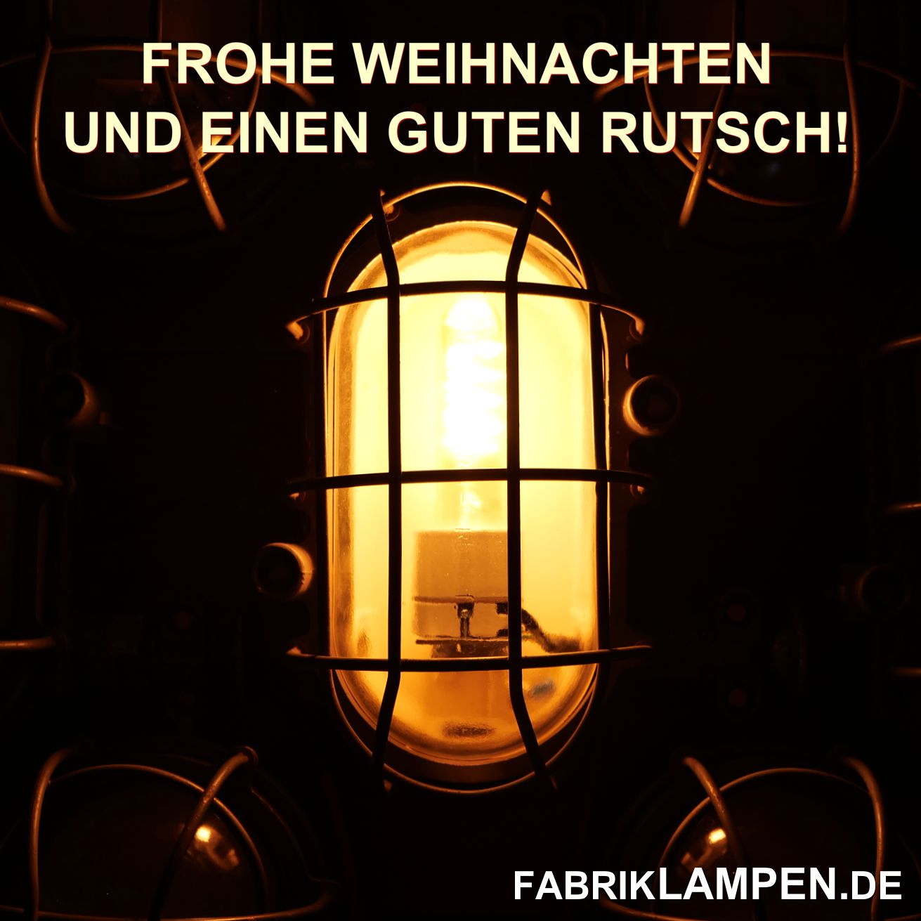  Wir wünschen unseren Besuchern eine schöne, ruhige und besonnene Adventszeit! Wir arbeiten natürlich auch in diesen Tagen fleißig. Nicht nur Lieferungen gehen aus, einige schöne Posten kommen auch ein, wie zum Beispiel diese schwarzen Industrielampen. Die Lampen vorne haben einen langen Hals und wirken daher elegant. Der Kopfteil aus Stahlguss gibt den pechschwarzen Fabriklampen einen richtigen Loft-Charakter. Im Hintergrund sind ebenfalls schwarze Lampen zu sehen, diese gehören zu den Emaillemampen, die am stärksten den industriellen Charme aufweisen: Die Beschriftung, der Schließmechanismus zwischen Schirm und Hals, die Kühlungslöcher am Hals und die Kopfteile aus Aluminium machen diese Lampen zu Unikaten. Die Lampen sind generell gut erhalten (abgerockte Lampen kaufen wir nicht), nach der Restaurierung werden sie Ihren neuen Besitzern wieder für viele Jahrzehnte Freude machen. Alte schwarze Fabriklampen im Fundzustand. Frisch eingetroffene alte Industrielampen nach Einkaufstour. Im Vordergrund sind klassische Emaillelampen zu sehen, die sehr schön erhalten sind. Solche Posten werden heute immer seltener gefunden. Perfekte Abmessungen, zeitlose Form und die Beschriftung machen diese Lampen zu einem echten Hingucker.  