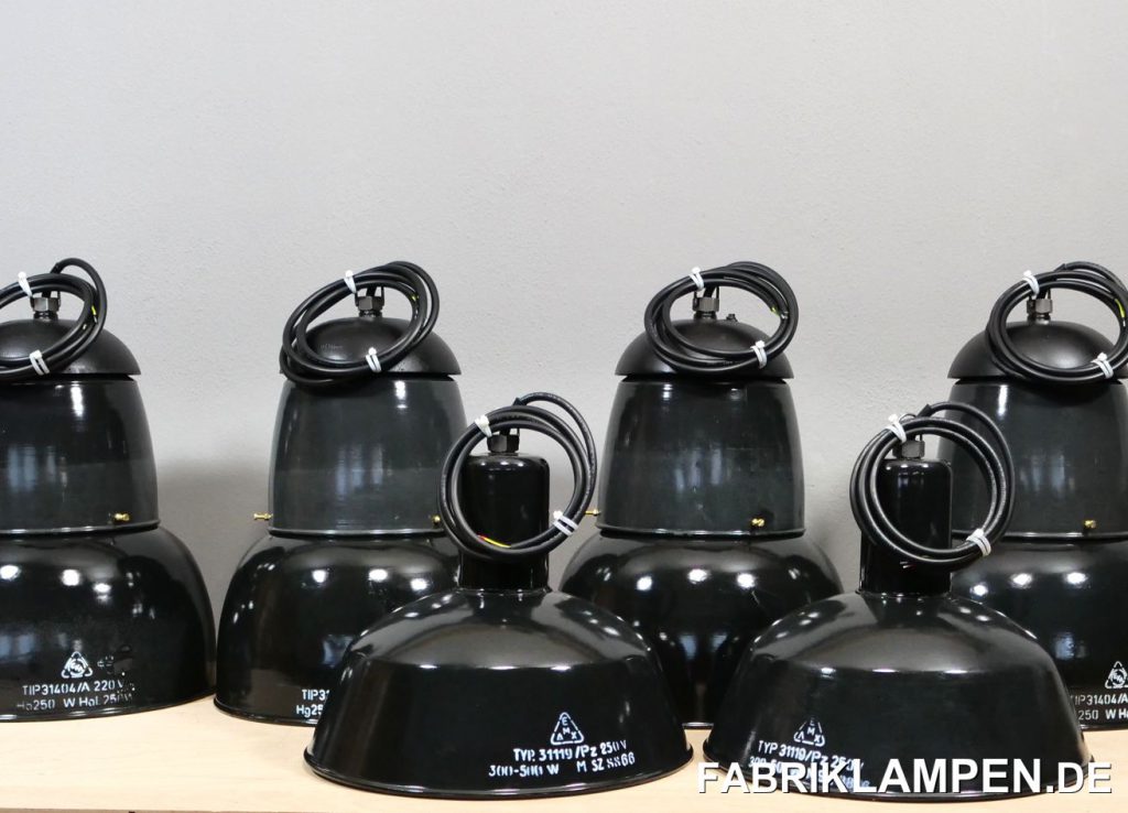Alte schwarze Fabriklampen aus der Familie EMAX.
