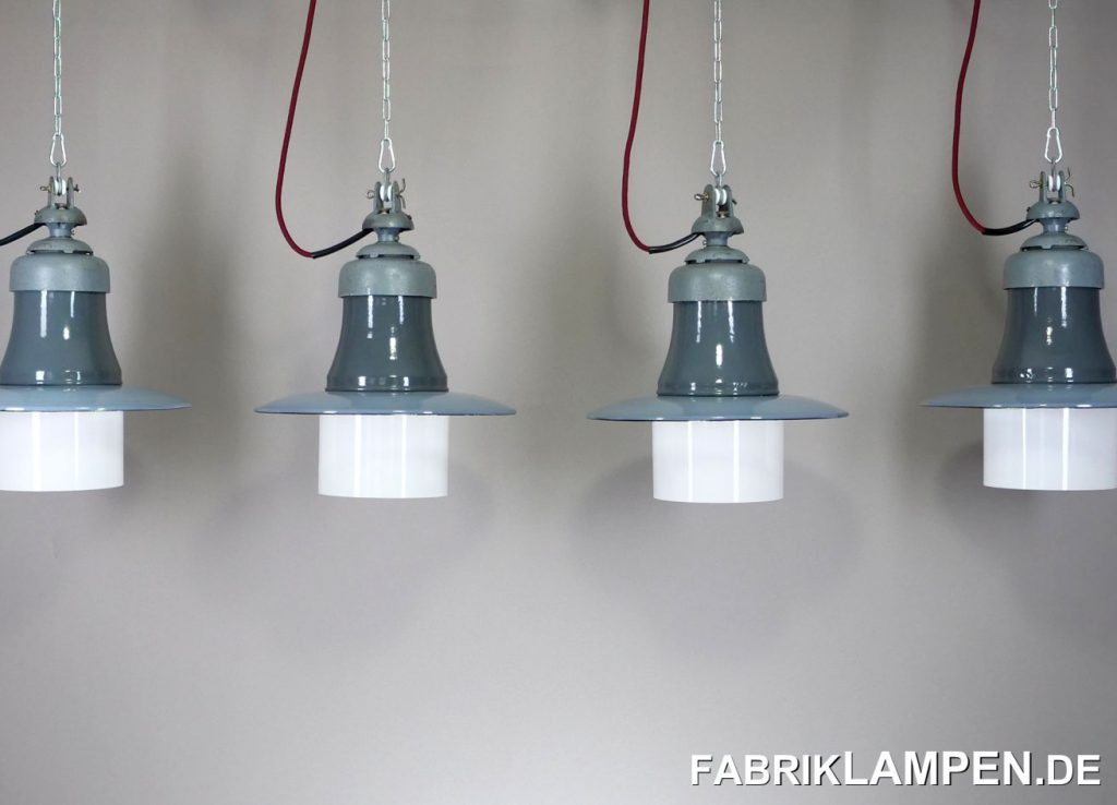 4 sehr seltene Industrielampen für die Küche, mit den originalen Lampengläser.